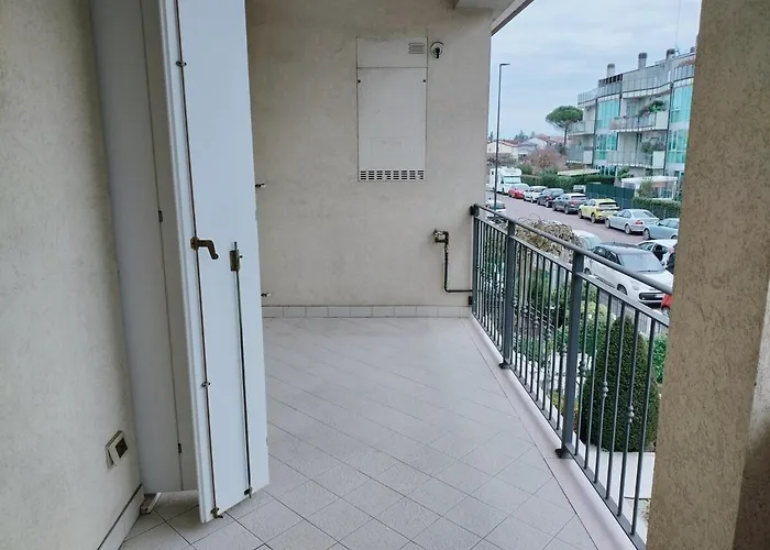 Posizione Con Posto Auto E Giardino Ravenna